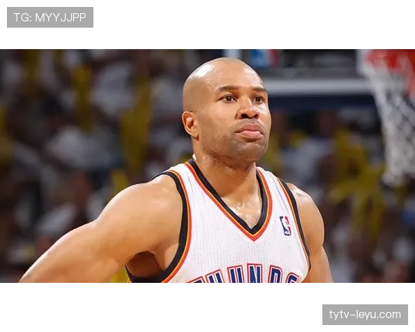 费舍尔关键三分拉开分差，老将无球跑动改变战局