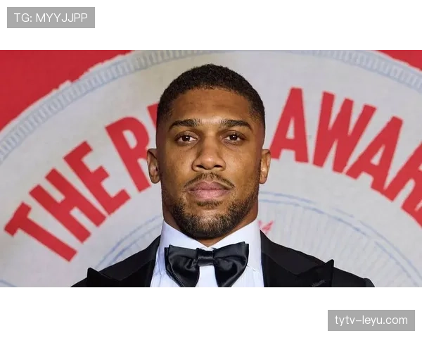 安东尼·约书亚又发居家照，拳王体格配五星级早餐，我这自律和银行卡被双重打脸